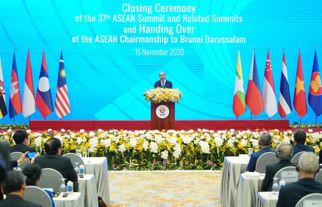
Vietnamese PM nguyen Xuan Phuc addresses the closing ceremony of the 37th ASEAN Summit and related meetings, wrapping up a successful year for Vietnam in its role as the ASEAN Chair. (Photo: VGP)
