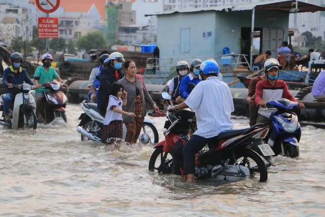 Triều cường đạt đỉnh, người dân TP.HCM bì bõm lội sông - Ảnh 6. Triều cường đạt đỉnh, người dân TP.HCM bì bõm lội sông - Ảnh 6.