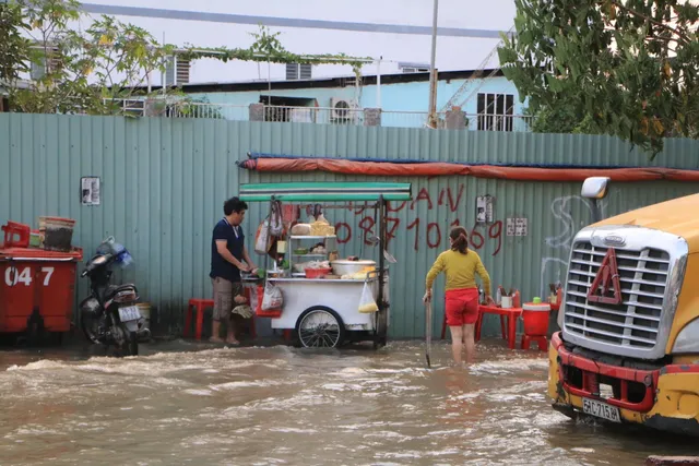 Triều cường đạt đỉnh, người dân TP.HCM bì bõm lội sông - Ảnh 4. Triều cường đạt đỉnh, người dân TP.HCM bì bõm lội sông - Ảnh 4.