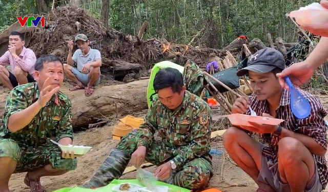 Lực lượng cứu hộ đu cáp treo vượt sông tìm kiếm người mất tích do sạt lở ở Quảng Nam - Ảnh 4.