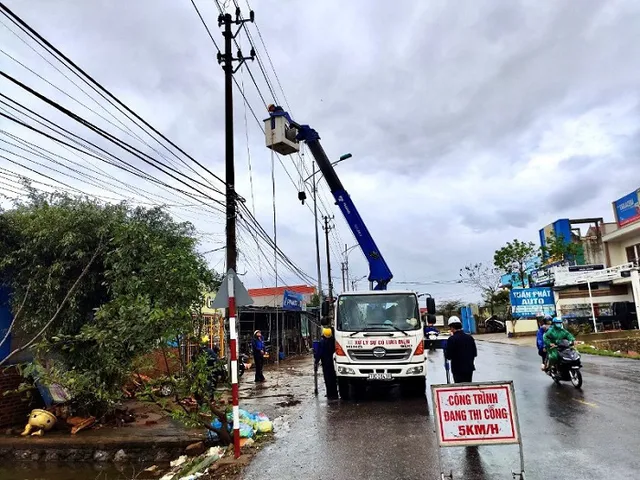 
Workers from the Quang Binh Power Company conduct repairs after being hit by Storm Vamco on Sunday. (Photo: NDO)
