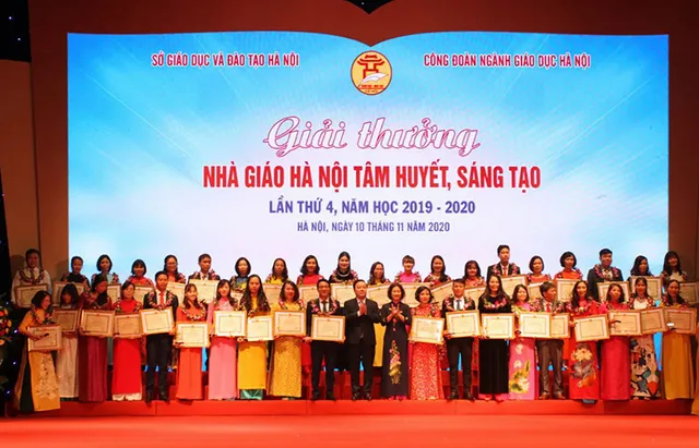 
Hanoi teachers honoured with an enthusiasm and creativity award at the event. (Photo: NDO/Quy Tung)
