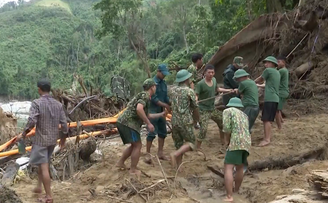 Lực lượng cứu hộ đu cáp treo vượt sông tìm kiếm người mất tích do sạt lở ở Quảng Nam - Ảnh 2.