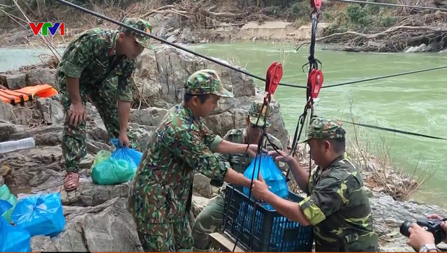 Lực lượng cứu hộ đu cáp treo vượt sông tìm kiếm người mất tích do sạt lở ở Quảng Nam - Ảnh 3.