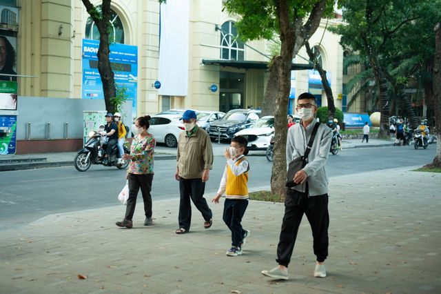 Công an kiểm tra việc đeo khẩu trang tại Hồ Gươm, cổng bệnh viện - Ảnh 7.