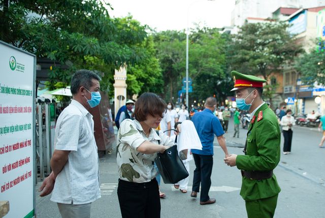 Công an kiểm tra việc đeo khẩu trang tại Hồ Gươm, cổng bệnh viện - Ảnh 11.