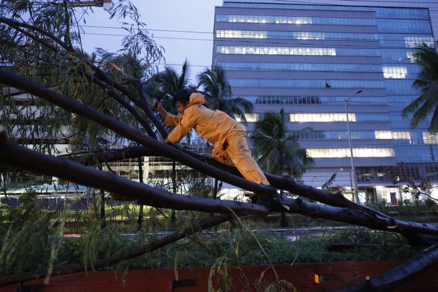 Siêu bão Goni hoành hành tại Philippines, ít nhất 10 người thiệt mạng - Ảnh 2.