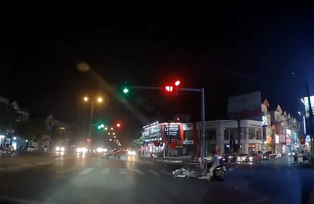 Vượt đèn đỏ, xe máy tông ngang xe sang đường - Ảnh 1.