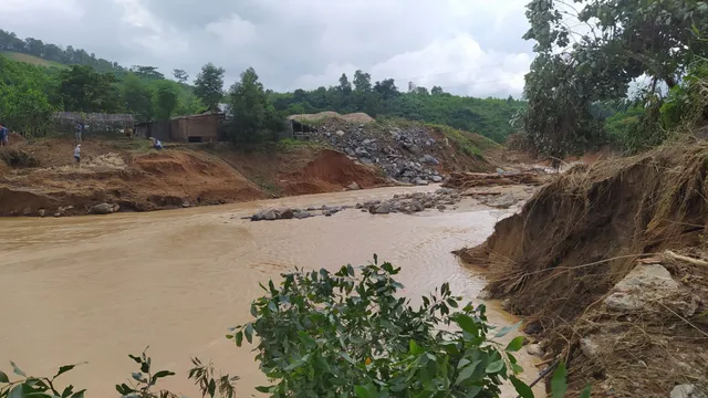 Thêm 4 chuyến bay chở hàng tiếp tế vào hai xã bị cô lập ở Phước Sơn - Ảnh 4.