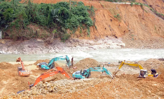 Vụ sạt lở Thủy điện Rào Trăng 3: Lên phương án nắn dòng sông để tìm kiếm nạn nhân - Ảnh 5.