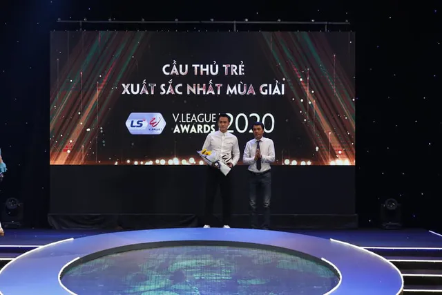 Nhà báo Phan Ngọc Tiến - Trưởng ban SX các chương trình Thể thao Đài THVN trao giải Cầu thủ trẻ xuất sắc nhất mùa giải 2020 cho Bùi Hoàng Việt Anh Nhà báo Phan Ngọc Tiến - Trưởng ban SX các chương trình Thể thao Đài THVN trao giải Cầu thủ trẻ xuất sắc nhất mùa giải 2020 cho Bùi Hoàng Việt Anh