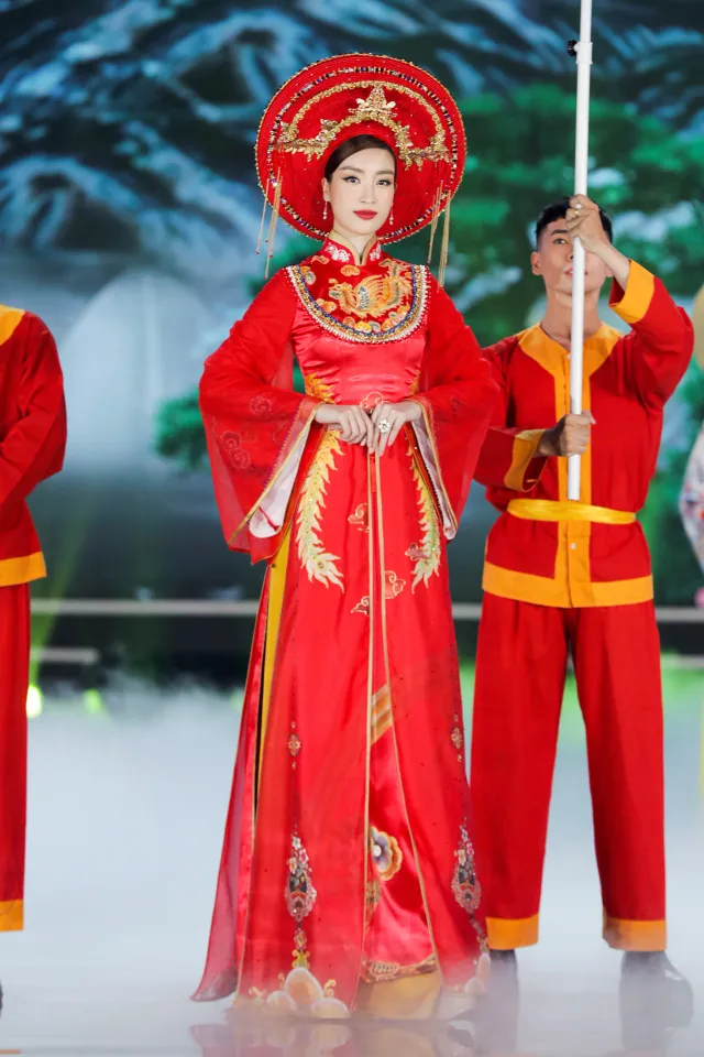 5 Hoa hậu của thập kỷ hương sắc hội tụ trong phần thi Áo dài Chung kết Hoa hậu Việt Nam 2020 - Ảnh 9. 5 Hoa hậu của thập kỷ hương sắc hội tụ trong phần thi Áo dài Chung kết Hoa hậu Việt Nam 2020 - Ảnh 9.