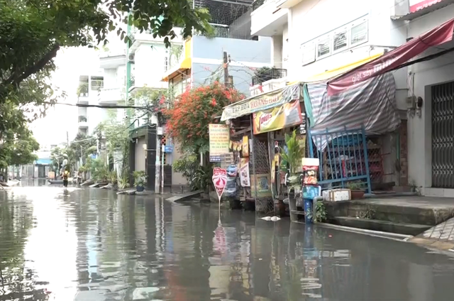 Ngập mãi không hết, người dân chèo xuồng đưa con đi học giữa phố - Ảnh 2.