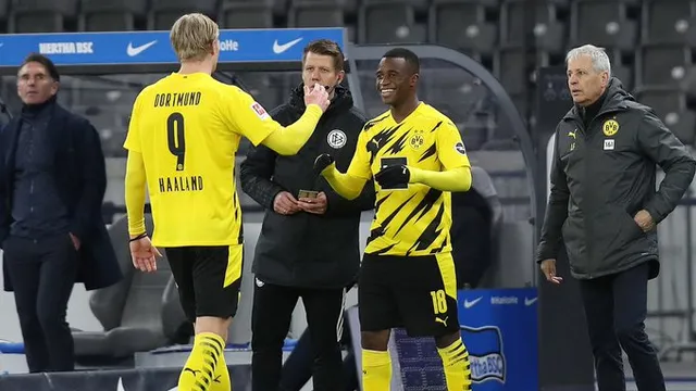 Hertha Berlin 2-5 Dortmund: Haaland lập poker, Moukoko đi vào lịch sử - Ảnh 3.