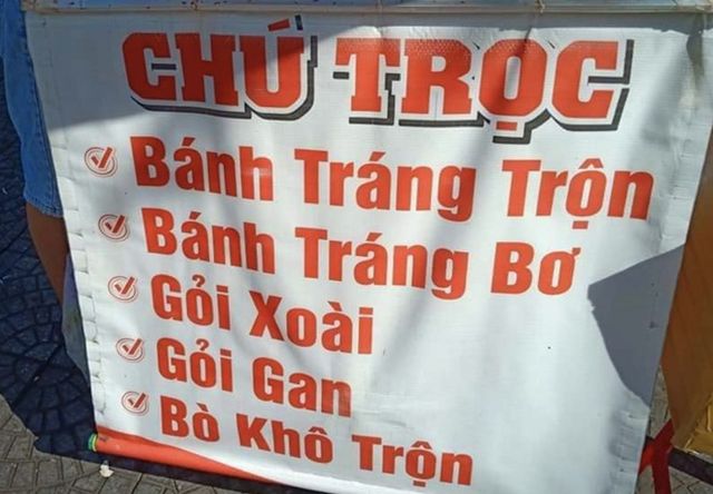 6 người nghi ngộ độc do ăn bánh tráng trộn trước cổng trường học - Ảnh 1.