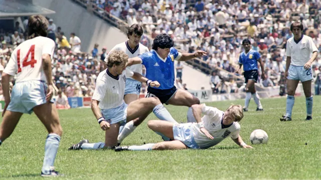 Nhìn lại hai bàn thắng lịch sử của Diego Maradona vào lưới tuyển Anh ở World Cup 1986 - Ảnh 3.