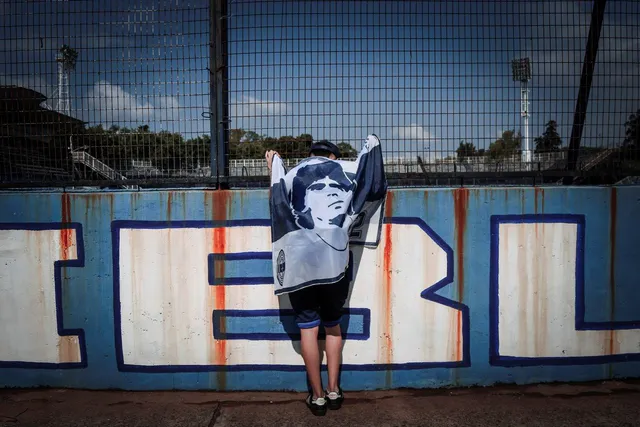 Khắp nơi trên thế giới tưởng niệm Diego Maradona - Ảnh 13. Khắp nơi trên thế giới tưởng niệm Diego Maradona - Ảnh 13.