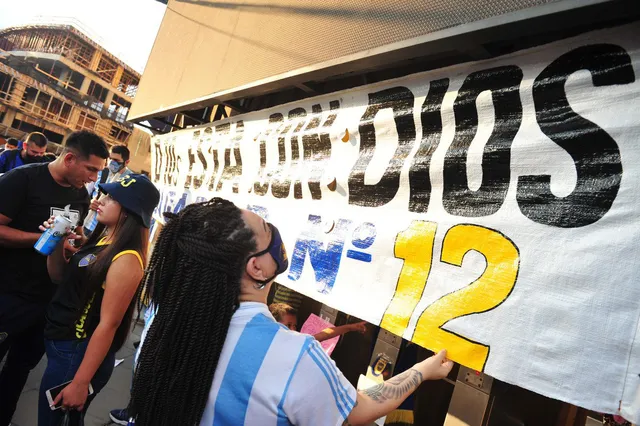 Khắp nơi trên thế giới tưởng niệm Diego Maradona - Ảnh 7. Khắp nơi trên thế giới tưởng niệm Diego Maradona - Ảnh 7.
