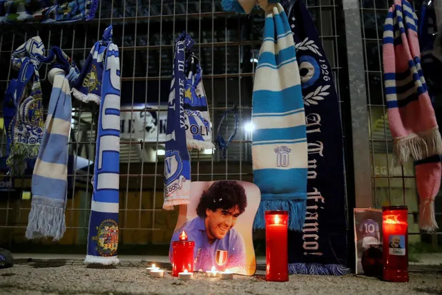 Khắp nơi trên thế giới tưởng niệm Diego Maradona - Ảnh 6. Khắp nơi trên thế giới tưởng niệm Diego Maradona - Ảnh 6.