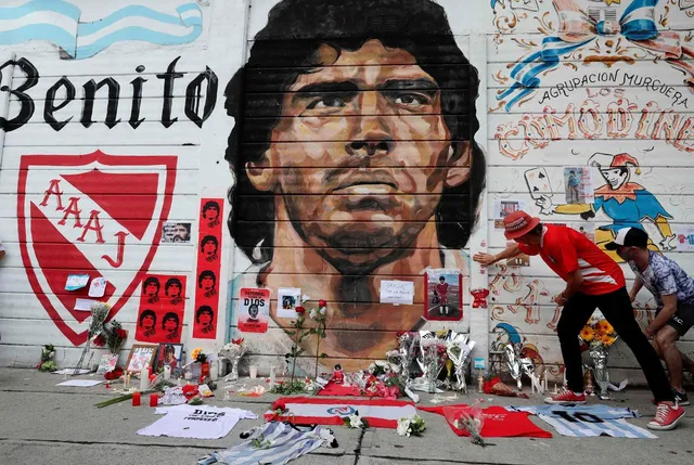 Khắp nơi trên thế giới tưởng niệm Diego Maradona - Ảnh 2. Khắp nơi trên thế giới tưởng niệm Diego Maradona - Ảnh 2.