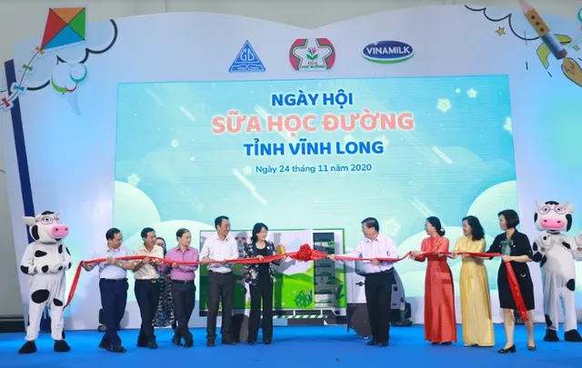 Vinamilk tổ chức ngày hội sữa học đường, mang niềm vui uống sữa tại trường đến với trẻ em Vĩnh Long - Ảnh 1.