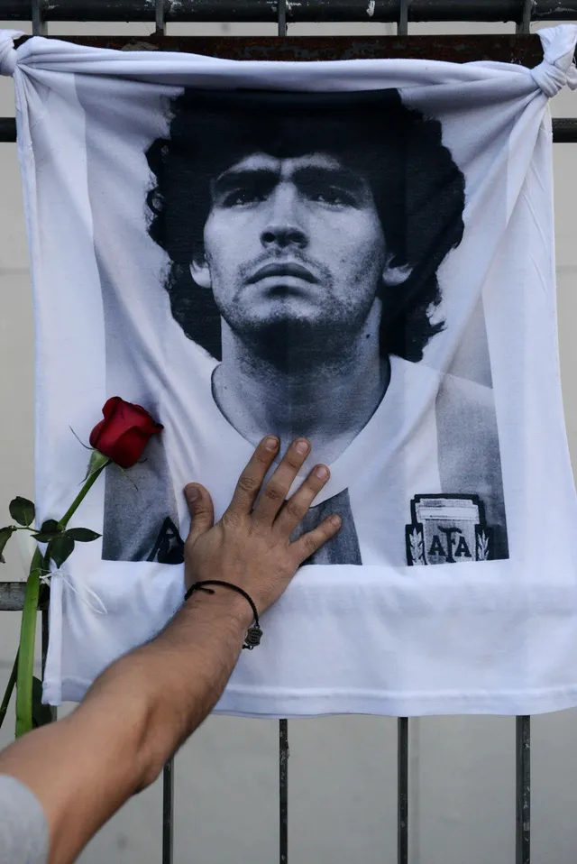 Khắp nơi trên thế giới tưởng niệm Diego Maradona - Ảnh 10. Khắp nơi trên thế giới tưởng niệm Diego Maradona - Ảnh 10.