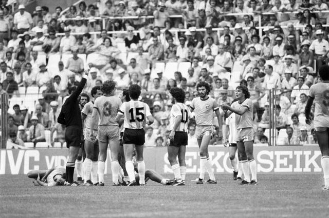 Diego Maradona - Tiểu sử và thành tích của “cậu bé vàng” Argentina - Ảnh 9.