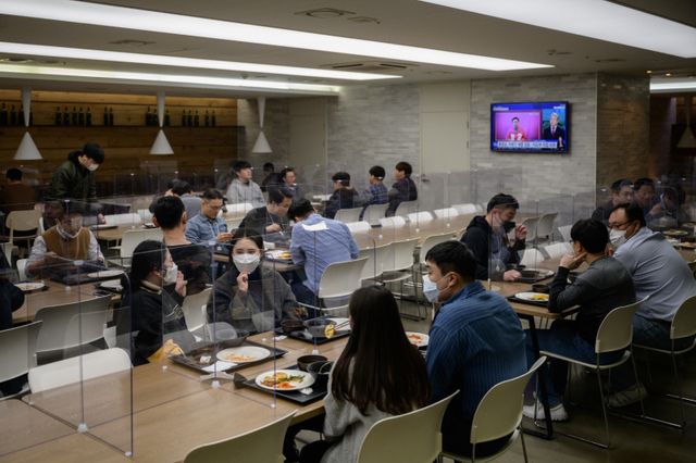 Hàn Quốc kêu gọi người dân tạm ngưng tụ tập trước kỳ thi đại học - Ảnh 2.
