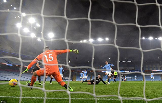 Man City 5-0 Burnley: Mahrez lập hat-trick ấn tượng! - Ảnh 3.