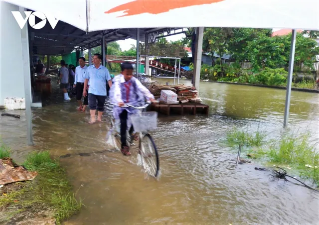 ĐBQH Nguyễn Quốc Hận: Học sinh với màu áo trắng tinh khôi phải bì bõm lội trong làn nước ngập sâu - Ảnh 2.