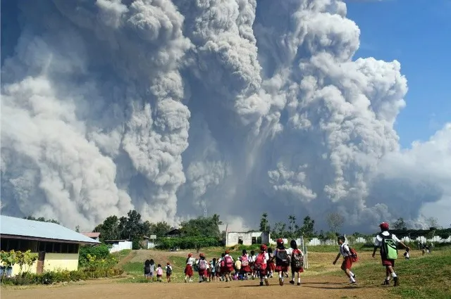 Núi lửa phun trào ở miền Đông Indonesia, hàng nghìn người phải sơ tán - Ảnh 1. Núi lửa phun trào ở miền Đông Indonesia, hàng nghìn người phải sơ tán - Ảnh 1.