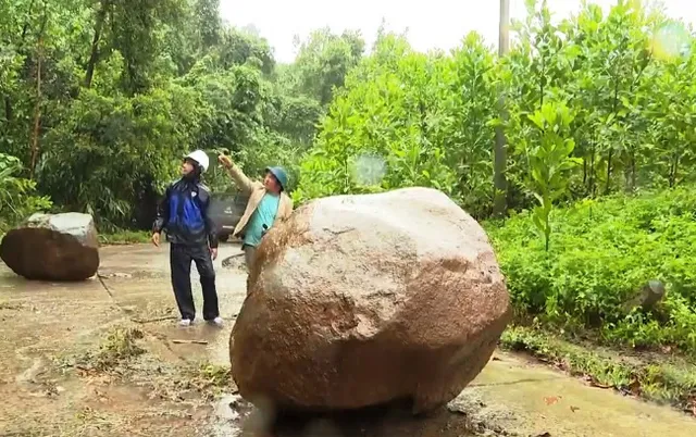 Hàng chục tấn đá đổ xuống đường, miền núi Quảng Nam tiếp tục bị cô lập - Ảnh 1.