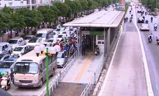 Bất hợp lý việc tạo làn riêng cho bus nhanh BRT - Ảnh 1.