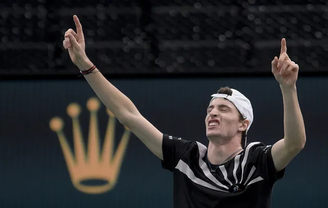 Paris Masters 2020: Hạt giống số 2 Tsitsipas bất ngờ bị loại sớm - Ảnh 1.