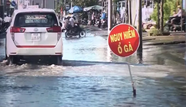 Ngập kéo dài, nhiều tuyến đường ở Cà Mau hư hỏng nghiêm trọng - Ảnh 1.