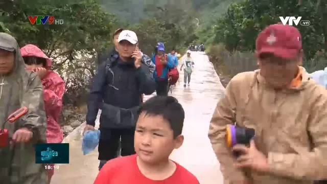 Cứu hộ an toàn đoàn du khách mắc kẹt ở núi Tà Giang