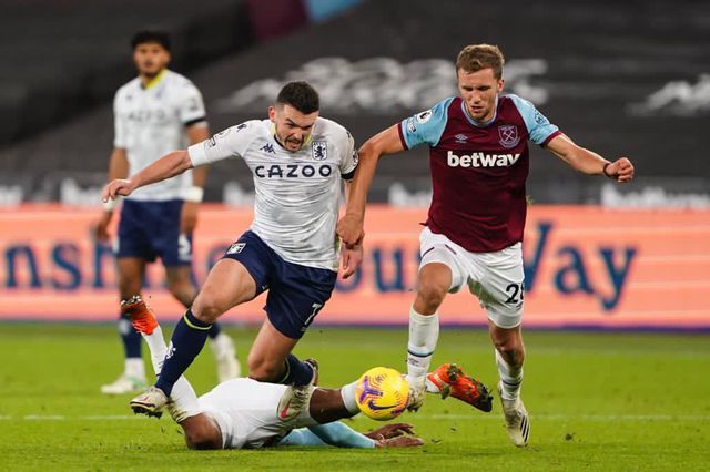 West Ham 2-1 Aston Villa: Đội bóng của David Moyes vươn lên vị trí thứ 5 Ngoại hạng Anh - Ảnh 1.