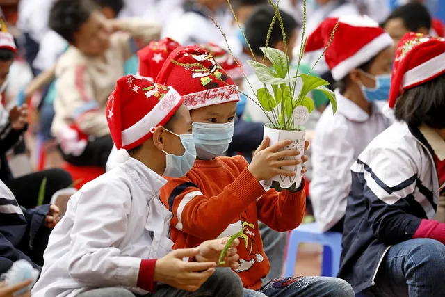 Trao giải Lễ hội đổi cây, bảo vệ gấu theo chủ đề Giáng sinh - Ảnh 7. Trao giải Lễ hội đổi cây, bảo vệ gấu theo chủ đề Giáng sinh - Ảnh 7.