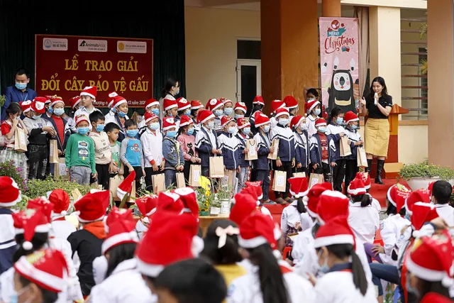 Trao giải Lễ hội đổi cây, bảo vệ gấu theo chủ đề Giáng sinh - Ảnh 3. Trao giải Lễ hội đổi cây, bảo vệ gấu theo chủ đề Giáng sinh - Ảnh 3.