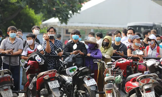 Nghệ sĩ và khán giả tiễn biệt nghệ sĩ Chí Tài - Ảnh 3.