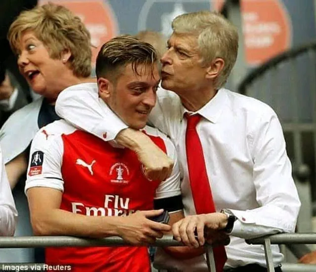 HLV Wenger tiết lộ bí quyết giúp Mesut Ozil phát huy tài năng - Ảnh 1.