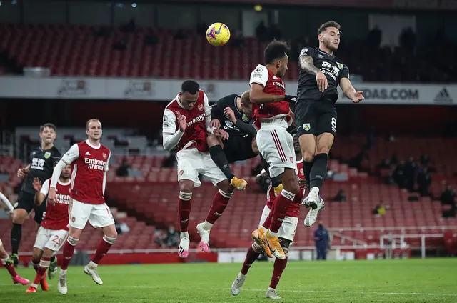 Arsenal 0-1 Burnley: Xhaka nhận thẻ đỏ, Aubameyang đốt lưới nhà - Ảnh 2.