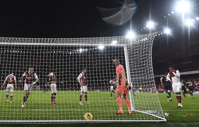 Arsenal 0-1 Burnley: Xhaka nhận thẻ đỏ, Aubameyang đốt lưới nhà - Ảnh 3.