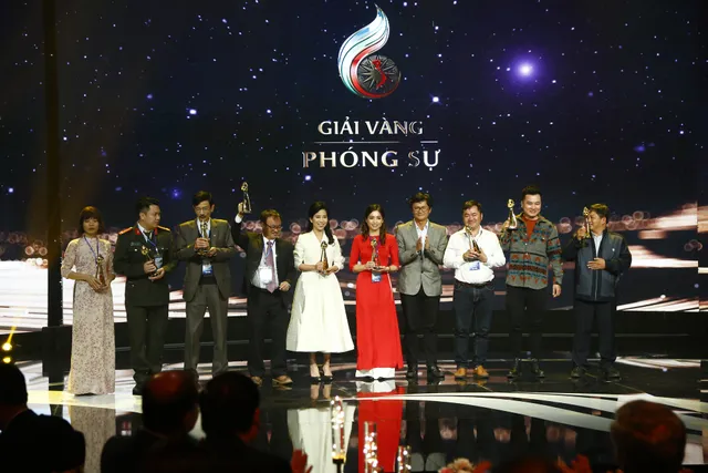 Các tác giả nhận giải Vàng thể loại phóng sự (ảnh 2) Các tác giả nhận giải Vàng thể loại phóng sự (ảnh 2)