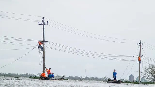 Dấu ấn 10 năm vượt khó của ngành điện - Ảnh 2.