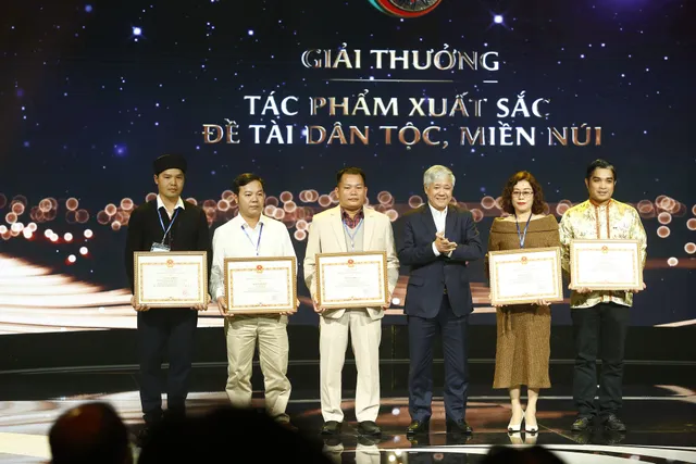 Trao giải thưởng các tác phẩm xuất sắc đề tài dân tộc, miền núi (ảnh 3) Trao giải thưởng các tác phẩm xuất sắc đề tài dân tộc, miền núi (ảnh 3)