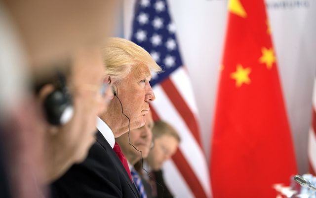 Reuters: Chính quyền Trump sắp đưa hàng chục công ty Trung Quốc vào danh sách đen - Ảnh 1.