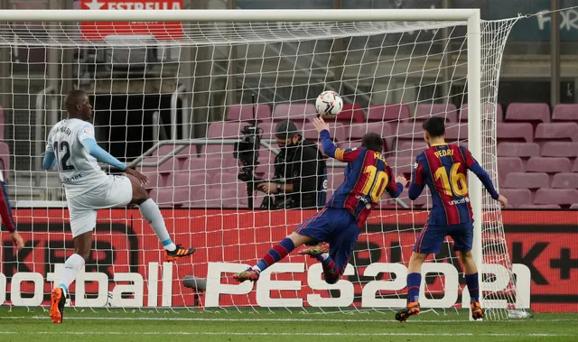 Barcelona 2-2 Valencia: Messi cân bằng kỷ lục của Pele nhưng Barca vẫn chia điểm - Ảnh 4.