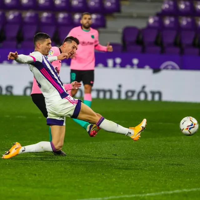 Real Valladolid 0-3 Barcelona: Messi lập công, vượt kỷ lục ghi bàn của Pele - Ảnh 2.