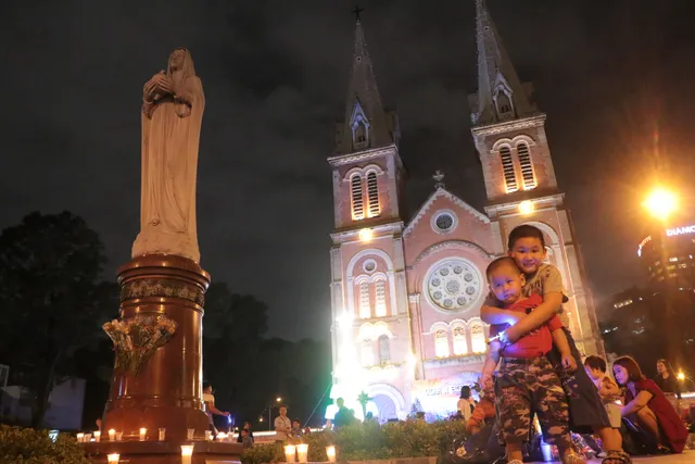 Người dân TP Hồ Chí Minh lên đồ đón Giáng sinh trong tiết trời se lạnh - Ảnh 1.